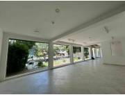 ALQUILO GRAN SHOWROOM, OFICINA, DEPOSITO SOBRE AVENIDA BOGGIANI