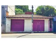 VENTA DE TERRENO CON SALONES COMERCIALES A REFACCIONAR