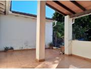 VENDO AMPLIA CASA EN SAJONIA ZONA COOPERATIVA UNIVERSITARIA DE AVDA COLON -GS 820 MILLONES