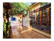 VENDO CASA CON SALONES COMECIALES