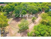 Terreno en esquina de 2.304m2 en Surubi´i