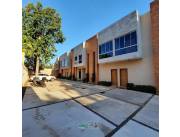 MBURUCUYA, EN CONDOMINIO: 4 CASAS, 3 SUITES, JARDÍN, PARRILLA, ALTA SEGURIDAD, 7.000.000GS