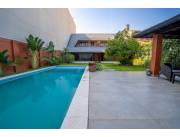 VENDO RESIDENCIA C/ PISCINA EN BARRIO MBURUCUYÁ!!