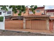 EN VENTA ACTRACTIVA CASA ZONA SHOPIONG MCAL. LOPEZ