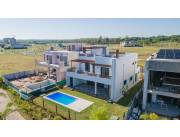 LUQUE, AEROPUERTO, EN BO PRIVADO: ELEGANTE RESIDENCIA, 3 DORMIT, ESCRIT, GRAN JARDÍN.