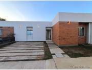 ALQUILO CASA EN P.B. 2 DORM. (1 SUITE) - COND. BARRIOVIDA SAN JOSÉ, LUQUE (CÓD. 1264)