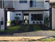 DÚPLEX EN TRINIDAD: 3 DORMIT, JARDÍN, PISCINA, PROX. LUMEN / JADE PARK, 7.500.000 GS.
