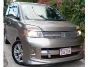 VENDO TOYOTA VOXY FALDONEADO AÑO 2005 MOTOR 2.0 DOBLE A.A 3 HILERAS LLANTAS DEPORTIVAS!!!