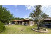 ✨OFERTA!! AMPLIA CASA EN PUERTA DEL LAGO - SAN BERNARDINO, 120.000 USD 🏡🌳