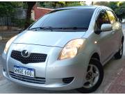 VENDO TOYOTA NEW VITZ CHAPA MERCOSUR 2006 MOTOR 1.3 AUTOM A.AINTERIOR OSCURO LLANTAS DEP!!