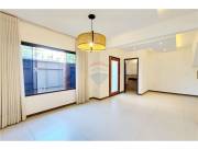 VENDO ESPACIOSA CASA A PASOS DE LA AV. DEL YACHT