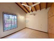 HERMOSA RESIDENCIA SOBRE LAGUNA GRANDE. FERNANDO DE LA MORA Z. NORTE