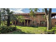 VENDO AMPLIA RESIDENCIA 5 DORM. - Z/UNIVERSIDAD CATÓLICA, LAMBARÉ (CÓD. 1326)