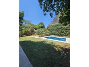 VENDO/OFERTA AMPLIA CASA. Bo Felicidad Lambaré. 7 dormitorios piscina garage para 4 vehic