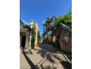 VILLA MORRA, EN COND PRIVADO: TOTALMENTE AMOBLADO, 3 DORMIT, AMPLIOS AMBIENTES, JARDÍN.