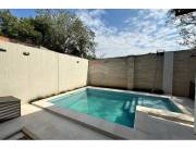 VENDO CASA 2 HAB. 1SUITE, QUINCHO TOTALMENTE AMURALLADO,TODO CLIMATIZADO-LAMBARE-MBACHIO I