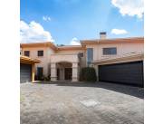 Alquilo casa en condominio de 4 dormitorios en mburucuya