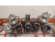 JUEGO DE VAJILLA DE PORCELANA Y JUEGO DE TETERA DE ALUMINIO