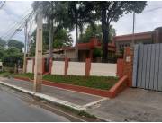 EN VENTA CASA SOBRE LA AVENIDA JOSE FELIZ BOGADO CERCA DE TODO BUENISIMA UBICACIÓN- Pegado