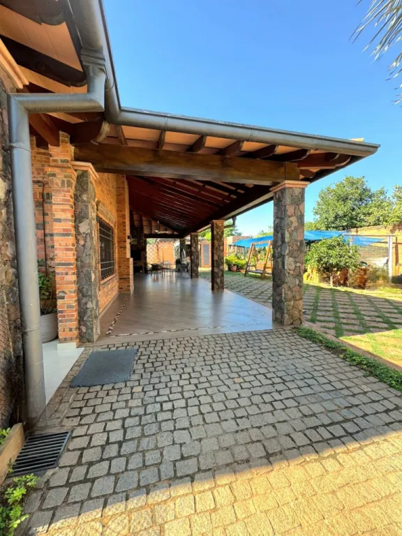 VENDO HERMOSA RESIDENCIA CON PISCINA EN SAN LORENZO - BARRIO TAYASUAPÉ — photo 2