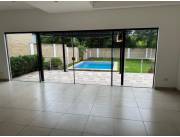 EN ALQUILER DUPLEX DE 3 DORMITORIOS CON PISCINA EN SURUBI’I.