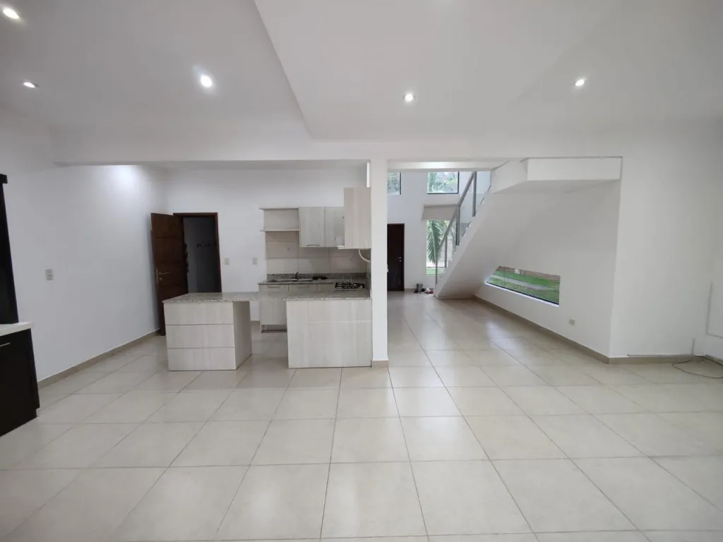 EN ALQUILER DUPLEX DE 3 DORMITORIOS CON PISCINA EN SURUBI’I. — foto 3