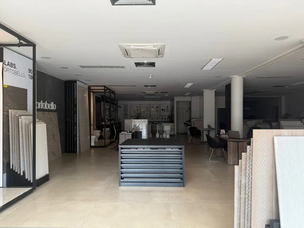 SE ALQUILA HERMOSO SALÓN COMERCIAL EN ZONA ESTRATÉGICA DE CIUDAD DEL ESTE!!! — photo 2