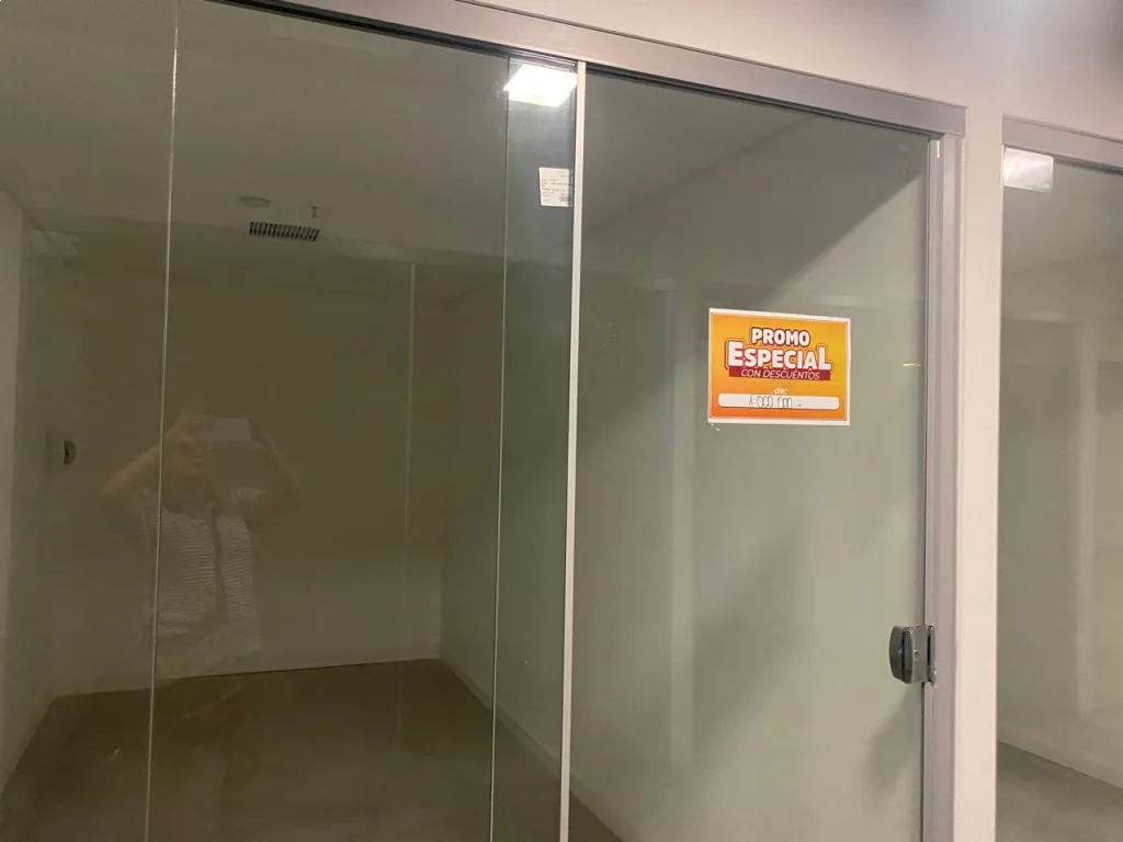 VENDO SALON COMERCIAL EN LA GALERIA M4 — photo 3