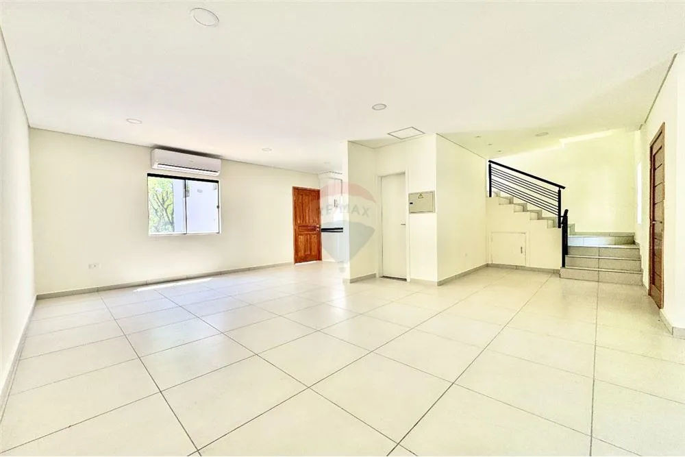 DUPLEX CON 3 DORMITORIOS EN VENTA - LUQUE — foto 2