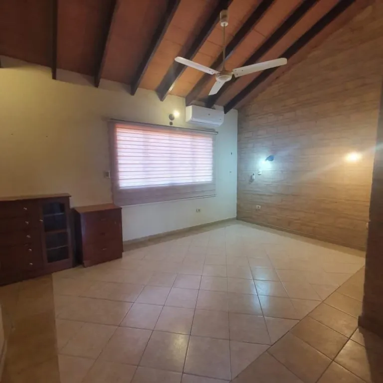 ALQUILO AMPLIO DUPLEX!!! A pasos del Shopping Plaza Madero - Luque!! — foto 3