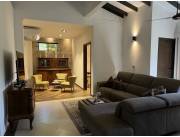 Elegante residencia con piscina y jardín paradisíaco – Paraguay