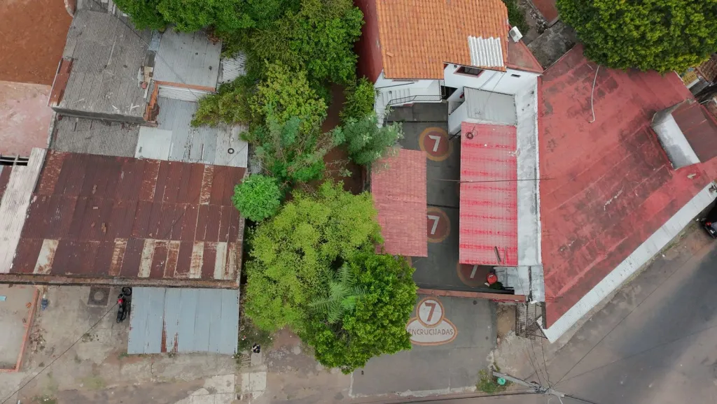 VENDO TERRENO SOBRE AV. FDO. DE LA MORA — foto 2