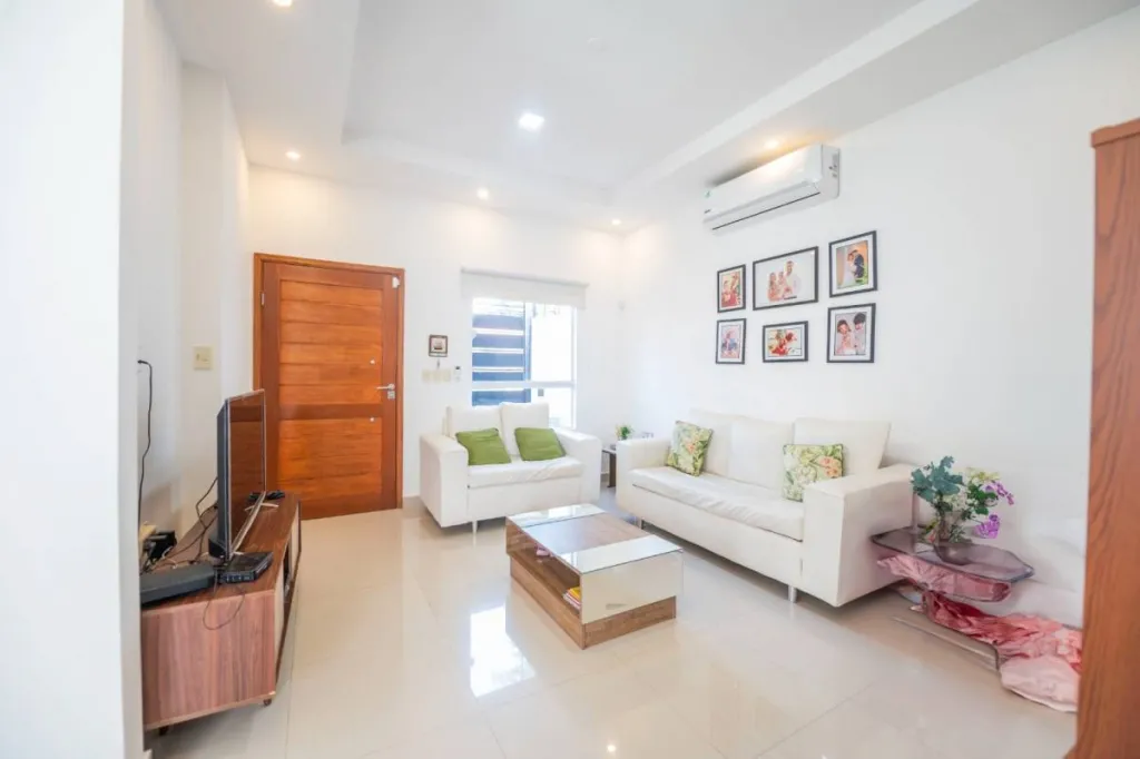 VENDO TRIPLEX ESTILO MINIMALISTA EN LAMBARÉ – CON RENTA ACTIVA — foto 3