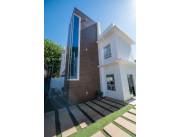 VENDO TRIPLEX ESTILO MINIMALISTA EN LAMBARÉ – CON RENTA ACTIVA