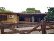 VENTA. AMPLIO TERRENO con CHALET. Lambaré centro, zona Super 6 Calle asfaltada residencial