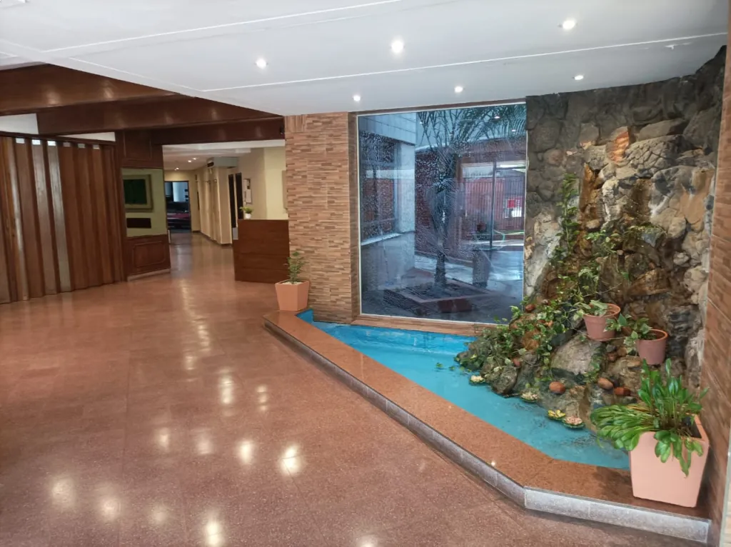 VENDO POR VIAJE! DPTO 2 HAB+ A DE SERVICIO CESTACIONAMIENTO Y BAULERA -EDIF PRIMAVERA — foto 3