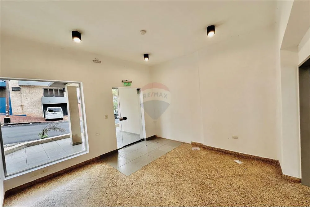 ALQUILER DE LOCAL COMERCIAL EN ESQUINA — foto 2