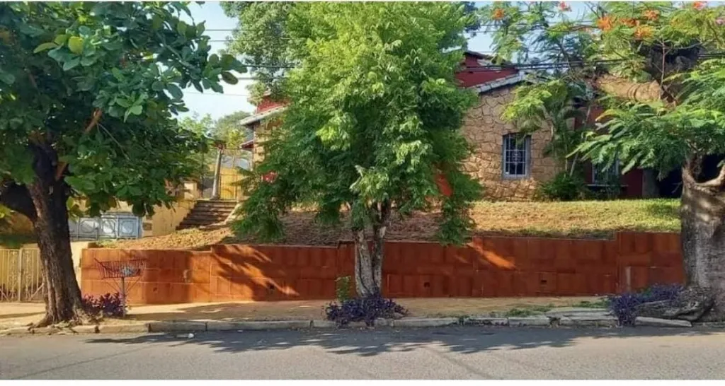 OPORTUNIDAD VENTA HERMOSA PROPIEDAD ZONA COLEGIO INTERNACIONAL!!! — foto 2