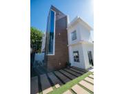 VENDO TRIPLEX ESTILO MINIMALISTA EN LAMBARÉ – CON RENTA ACTIVA ¡IDEAL PARA INVERSORES!