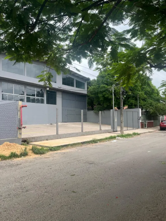 TRINIDAD, PROX. ARTIGAS: 1.000 M2 cu, 2 DEPOSITOS, IMPECABLE CONSTRUCCION, USO EMPRESARIA — photo 2