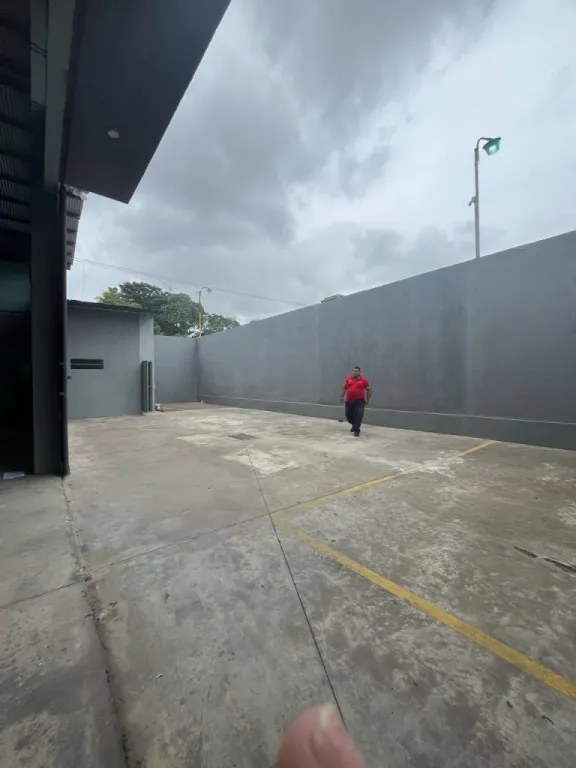 TRINIDAD, PROX. ARTIGAS: 1.000 M2 cu, 2 DEPOSITOS, IMPECABLE CONSTRUCCION, USO EMPRESARIA — photo 3