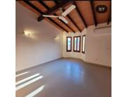 Alquilo hermoso y amplio duplex en bo Mburucuya