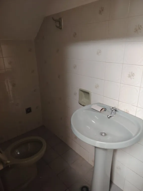 Alquilo amplio salón con baño privado — photo 2