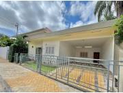 ALQUILO AMPLIA CASA SOBRE SENADOR LONG IDEAL PARA OFICINAS