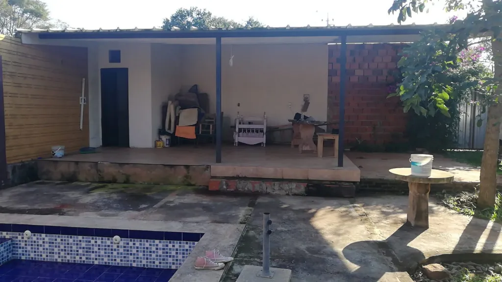 Vendo una casa totalmente amurallada a dos cuadras de la Ruta Mcal. Estigarribia — foto 2