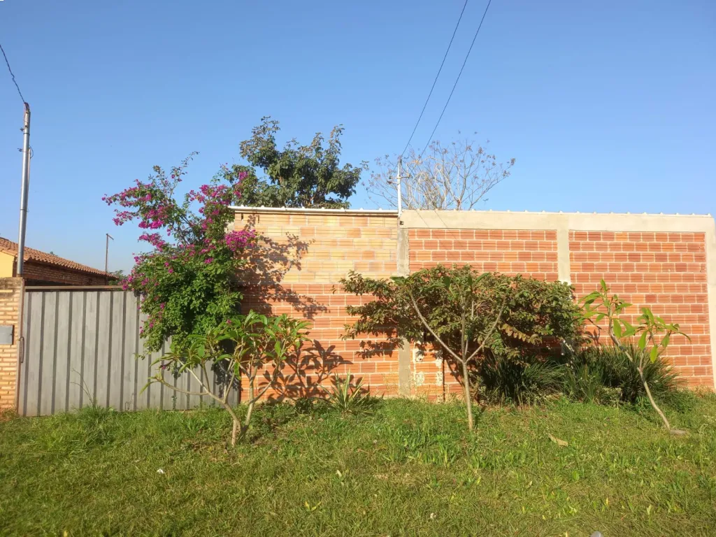 Vendo una casa totalmente amurallada a dos cuadras de la Ruta Mcal. Estigarribia — foto 3