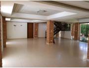 VILLA MORRA, CONDOMINIO CERRADO: 3 DORMIT, JARDÍN, PISCINA, ELEGANTE UBICACIÓN, 1.400 USD.