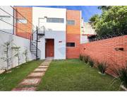 *En venta casa pareada - zona Shopping Mariscal.*