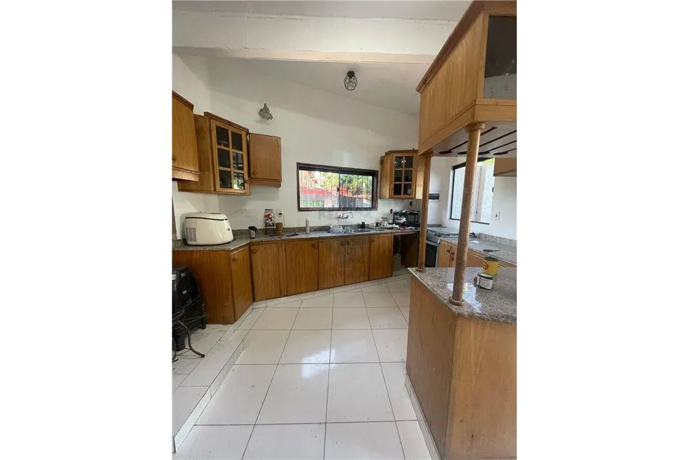 VENDO AMPLIA CASA CON PISCINA EN LOMA PYTA — foto 2