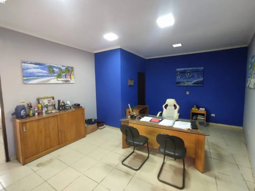 EN VENTA IMPONENTE TINGLADO DEPÓSITO CON OFICINAS EN LUQUE — foto 2
